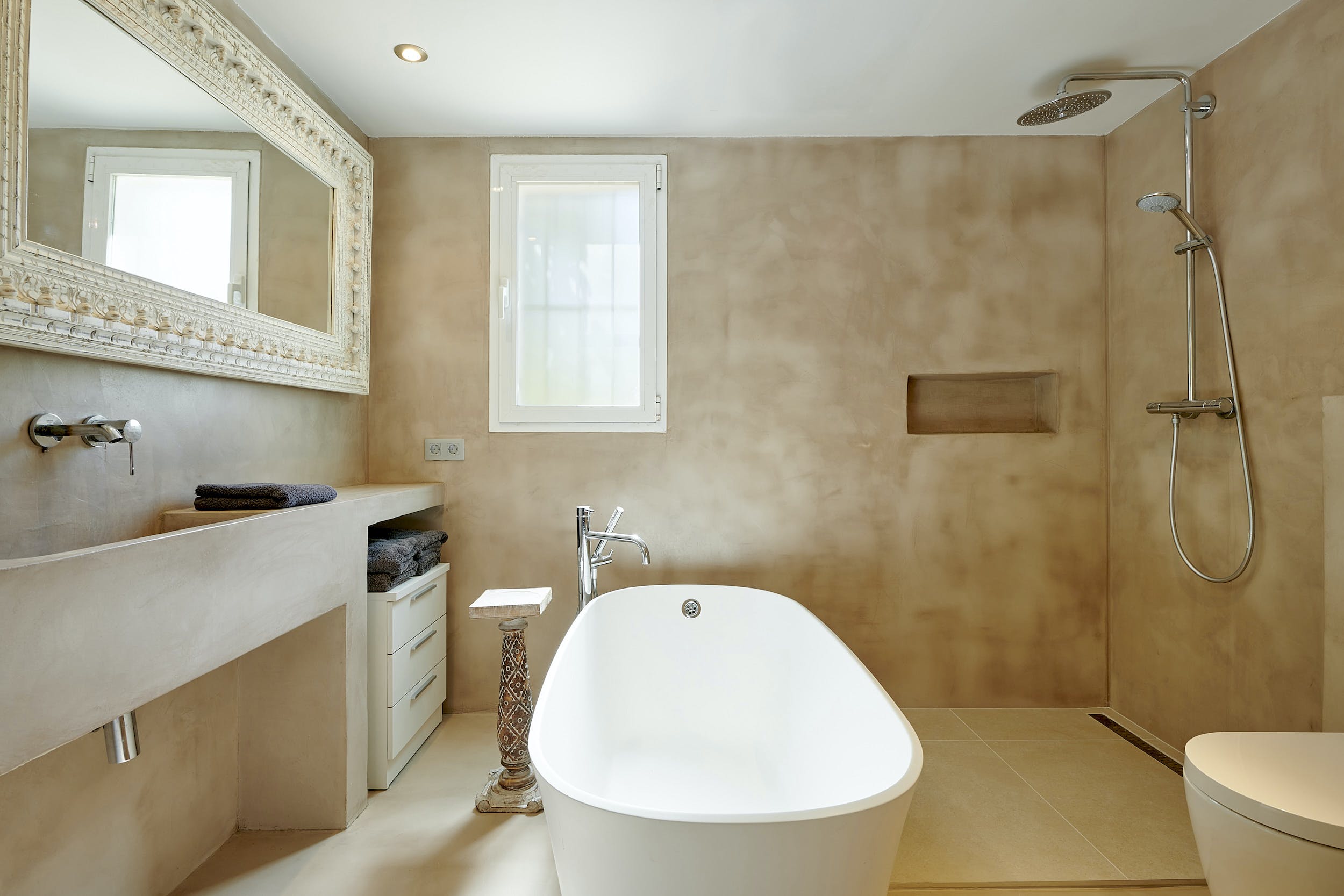 Resa Estates Ibiza for sale te koop Casa Rui Tourist license sta Eularia bathroom tub.jpg